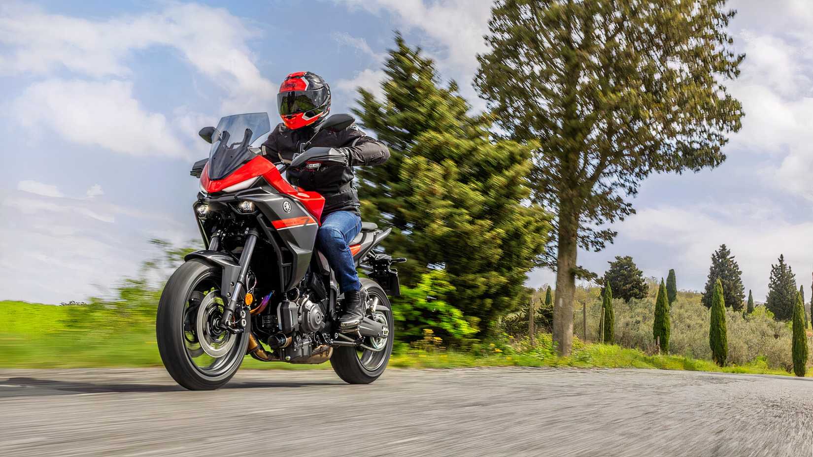 Yamaha Tracer 7 andando em estradas secundárias
