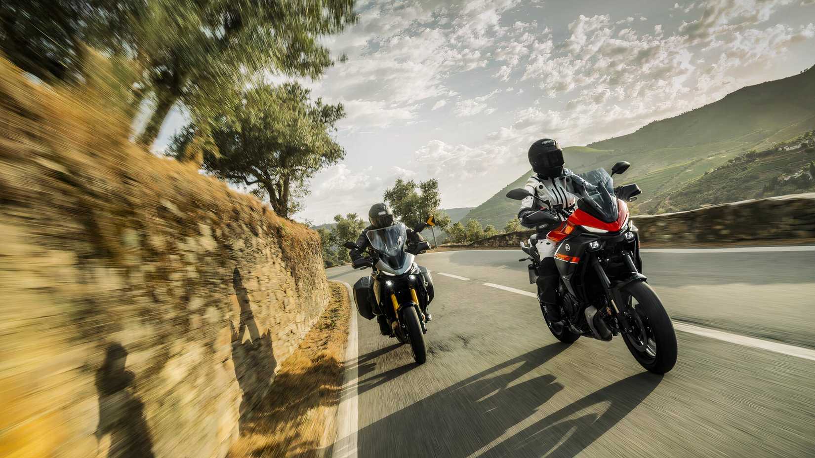 Yamaha Tracer 7 andando em estradas de montanha