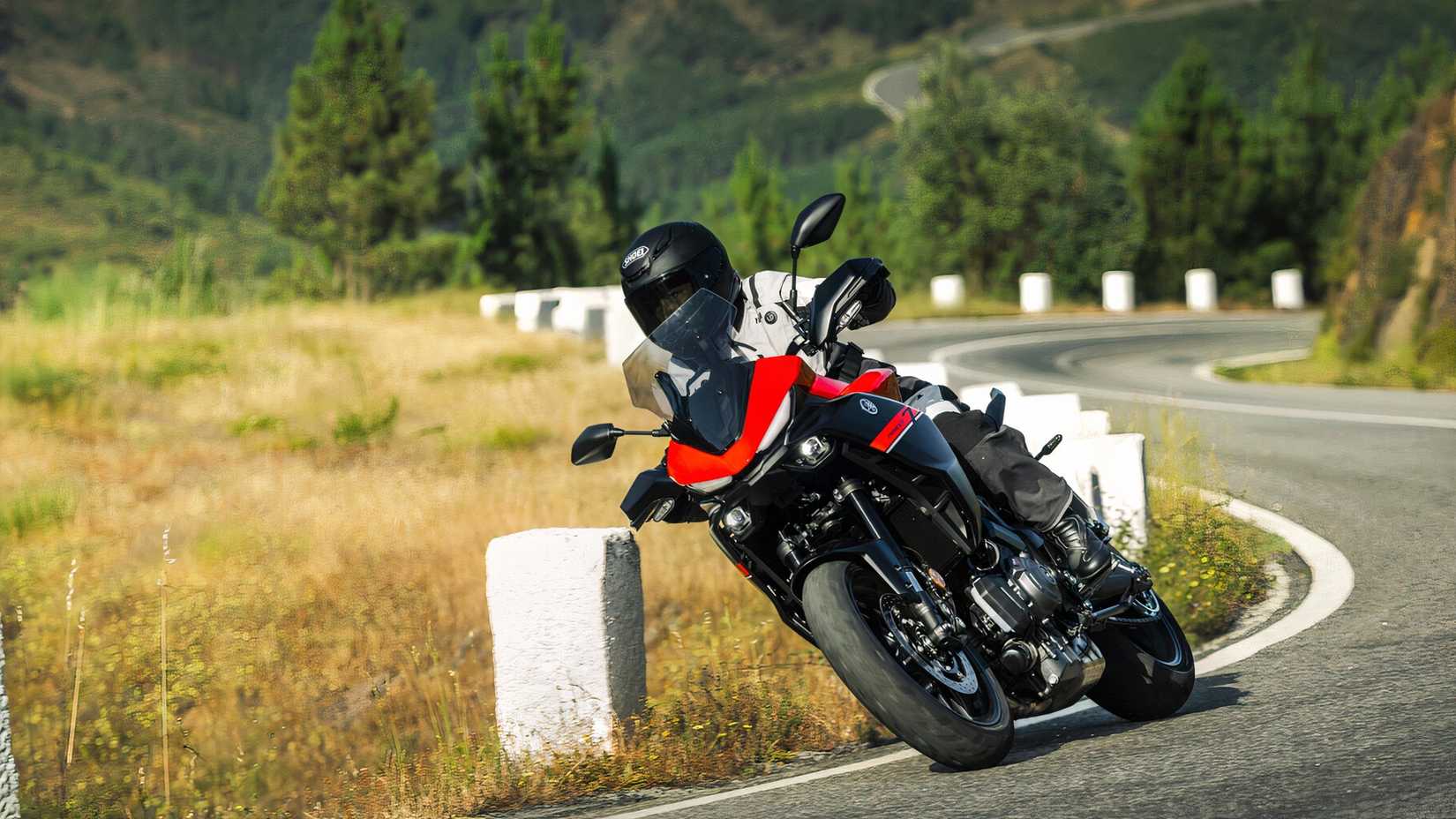 Yamaha Tracer 7 taking a corner on twisty roads