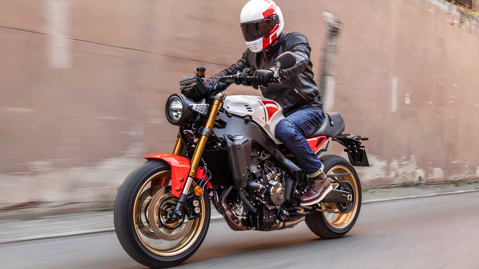 Yamaha XSR900 navegando pela cidade