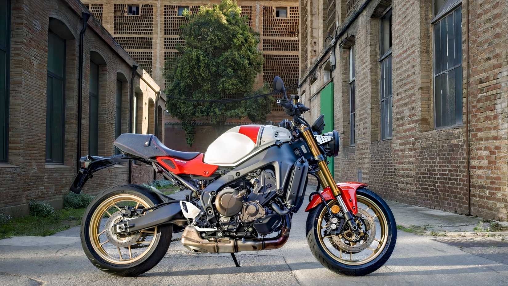 Yamaha XSR900 estacionada num ambiente suburbano