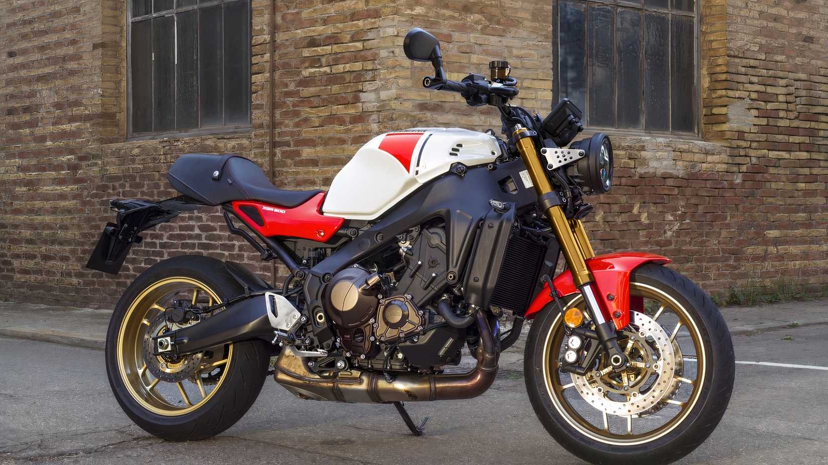 Yamaha XSR900 estacionada na cidade