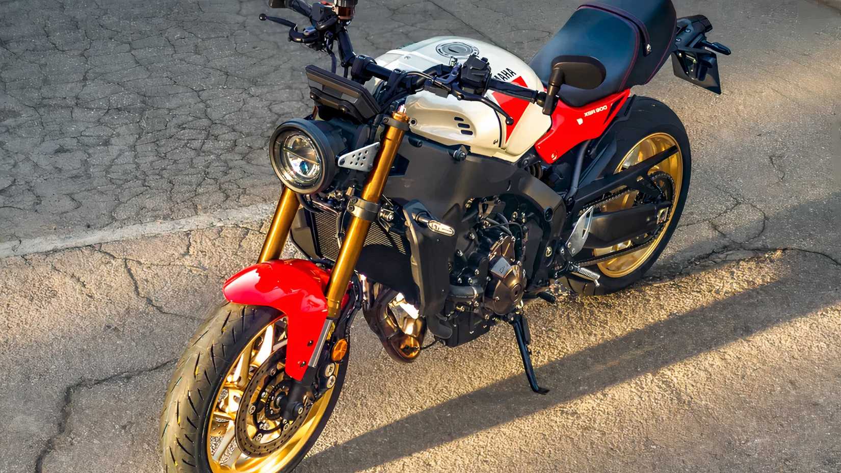 Yamaha XSR900 estacionada, quarto de ângulo superior esquerdo
