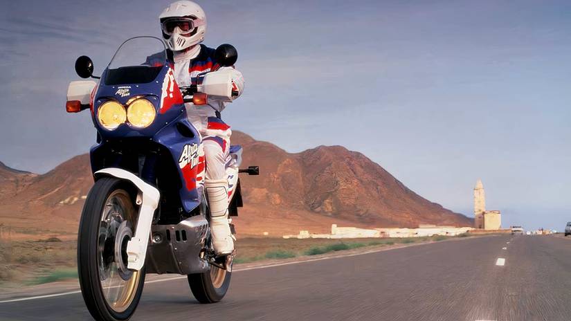 Honda Africa Twin 1990 andando em uma rodovia