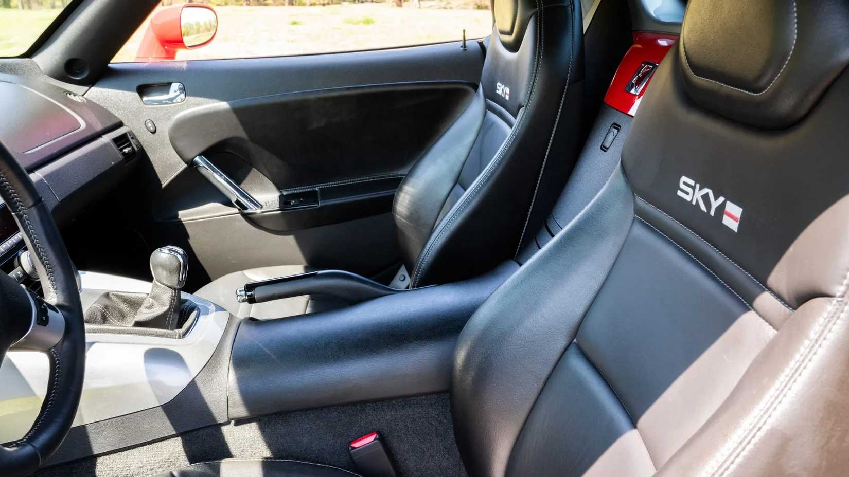 Foto do interior do Saturn Sky Red Line 2008 mostrando os bancos dianteiros