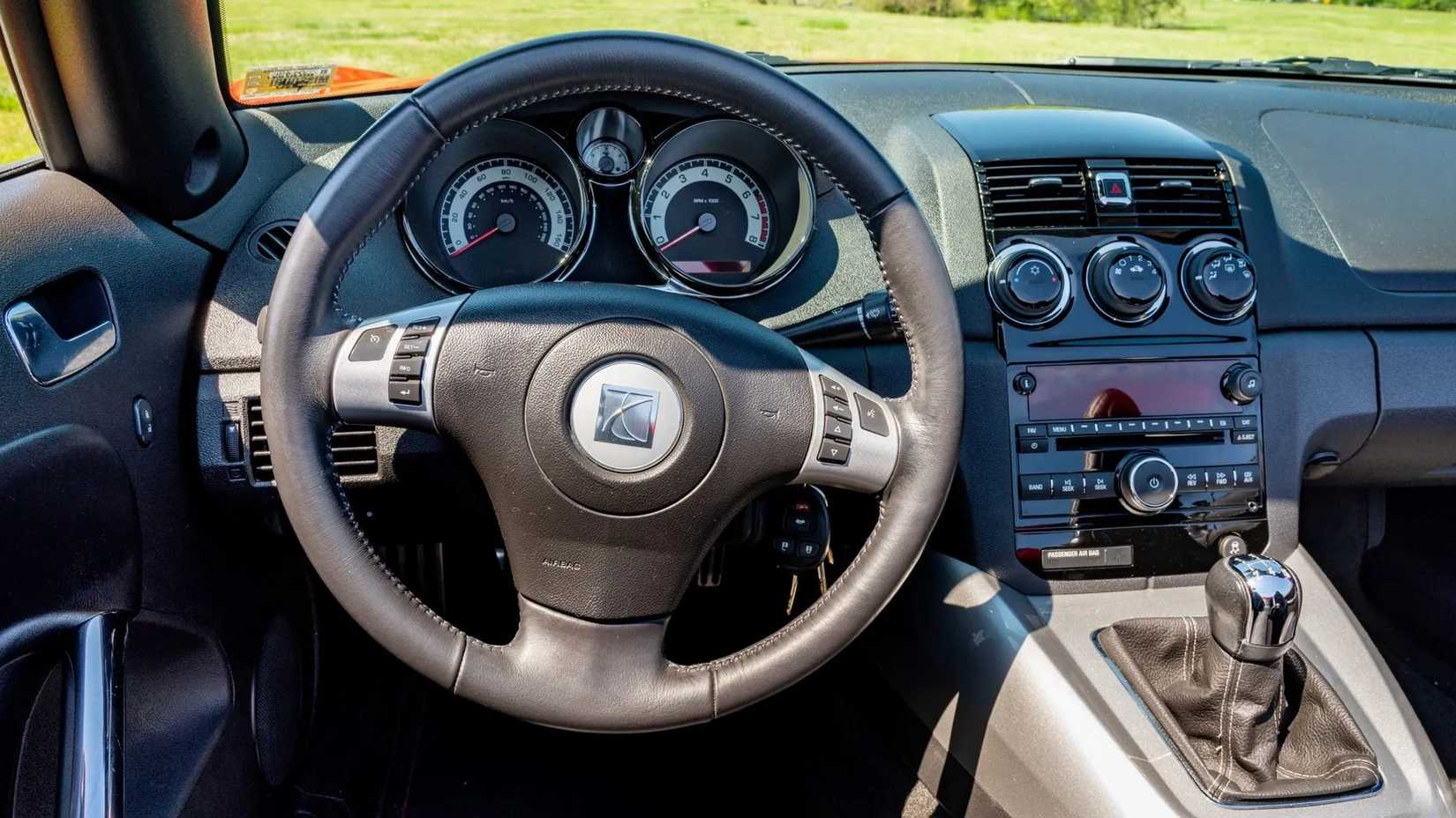 Foto do interior do Saturn Sky Red Line 2008 mostrando o volante