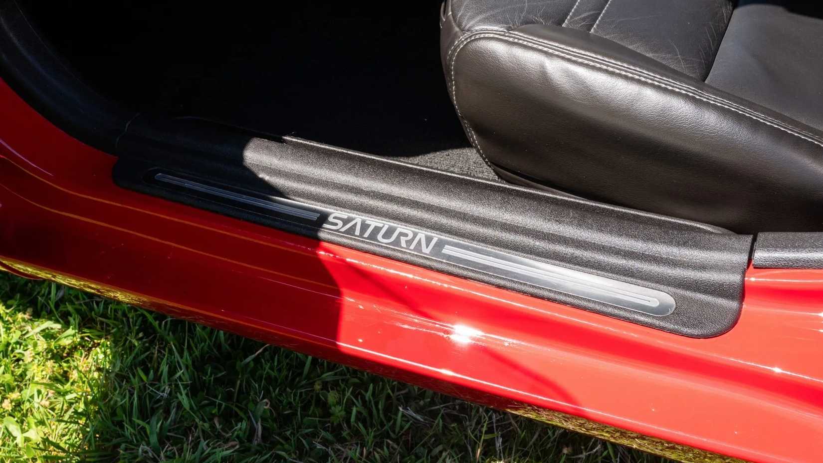 Soleira lateral vermelha 2008 Saturn Sky Red Line 