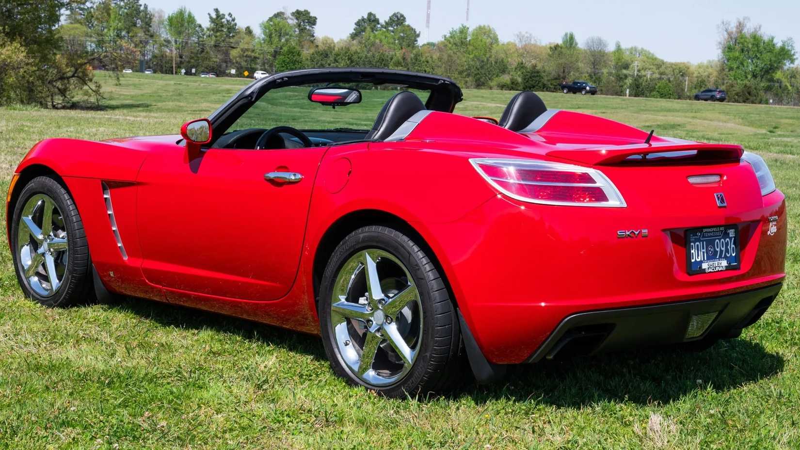 Red 2008 Saturn Sky Red Line traseiro 3/4 tiro estacionado na grama