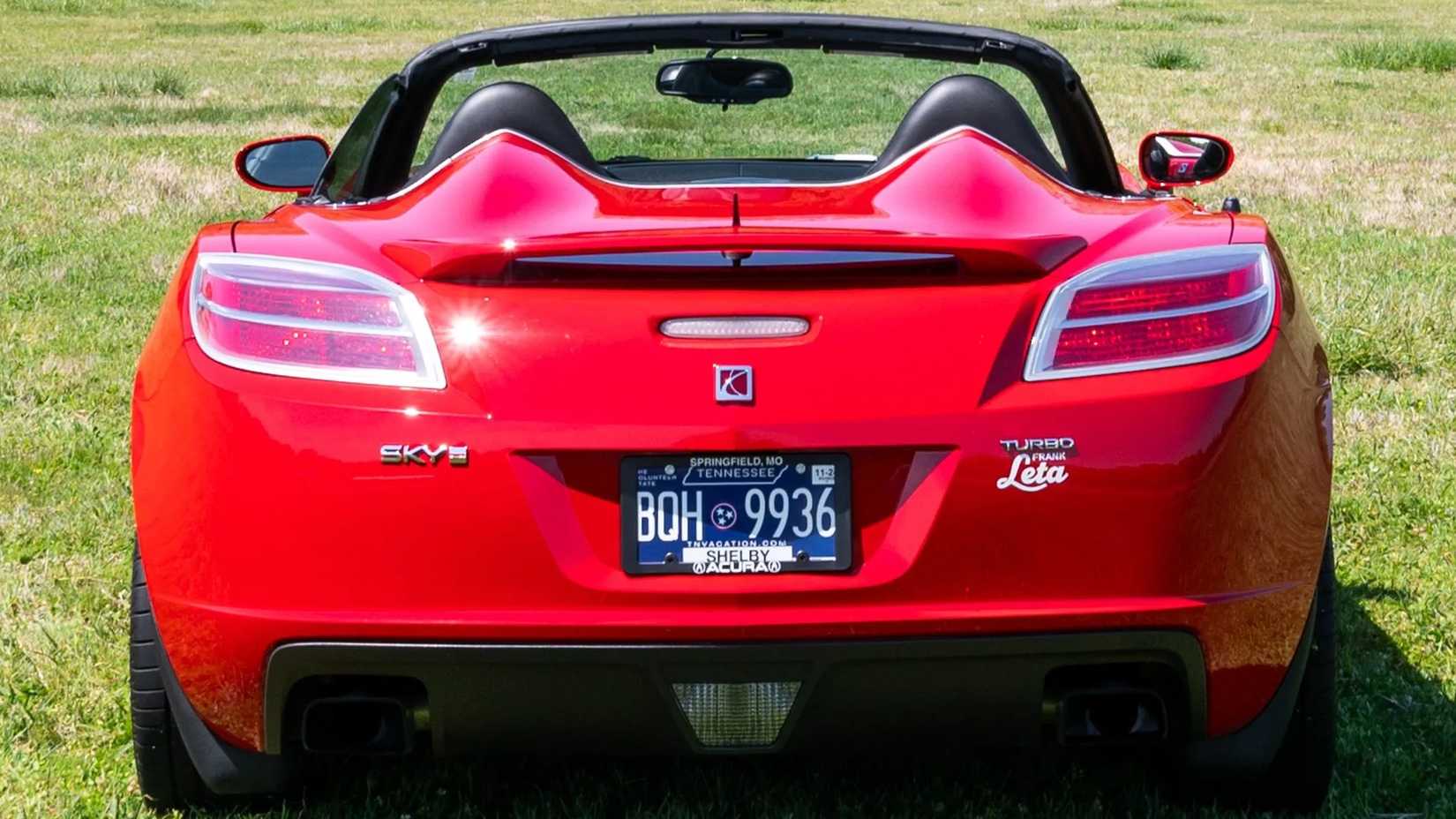 Red 2008 Saturn Sky Red Line tiro traseiro estacionado na grama