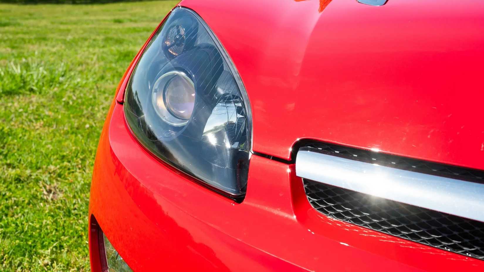 Close do farol da Saturn Sky Red Line 2008