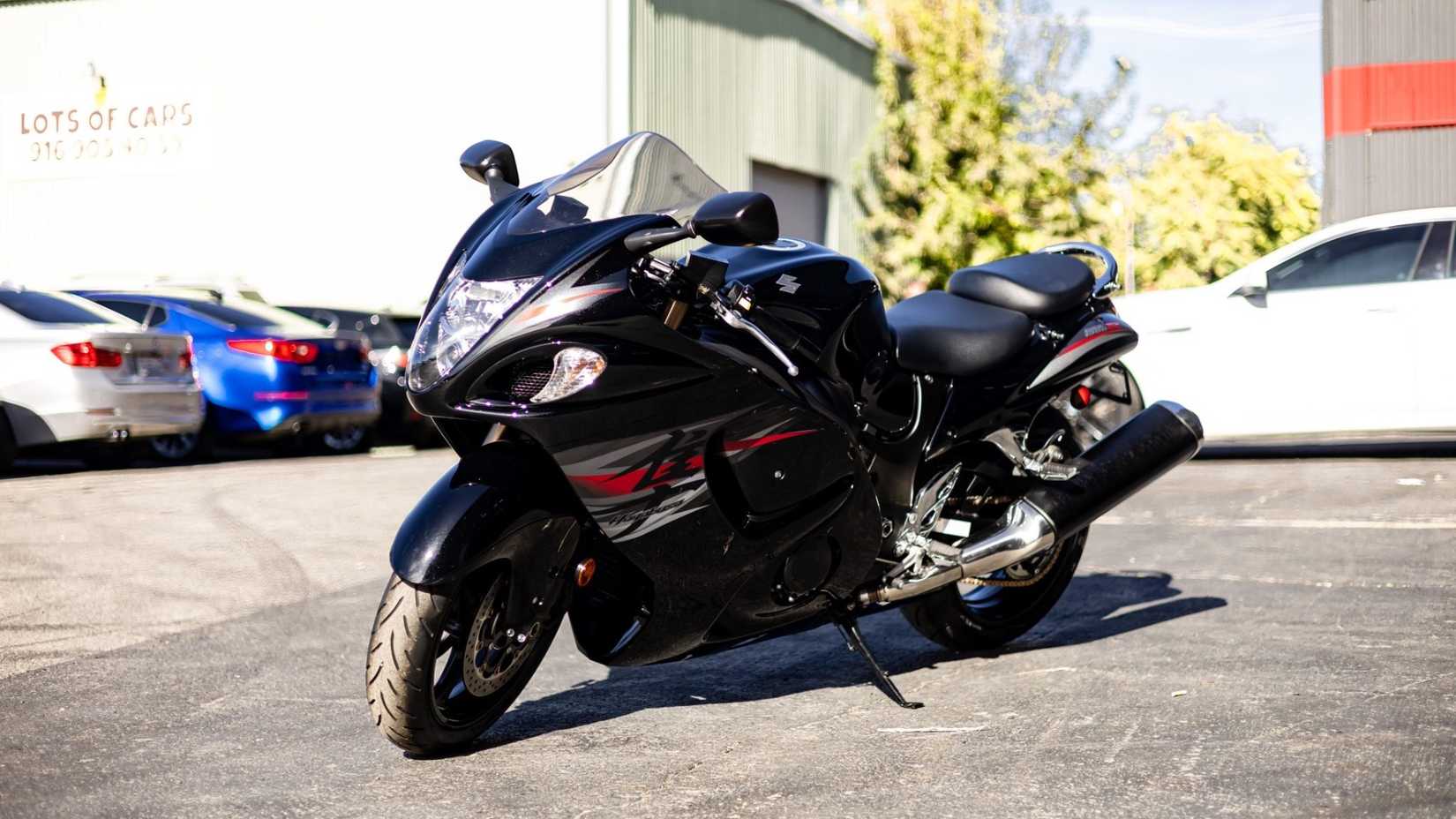 Uma foto frontal de três quartos da Suzuki Hayabusa 2019