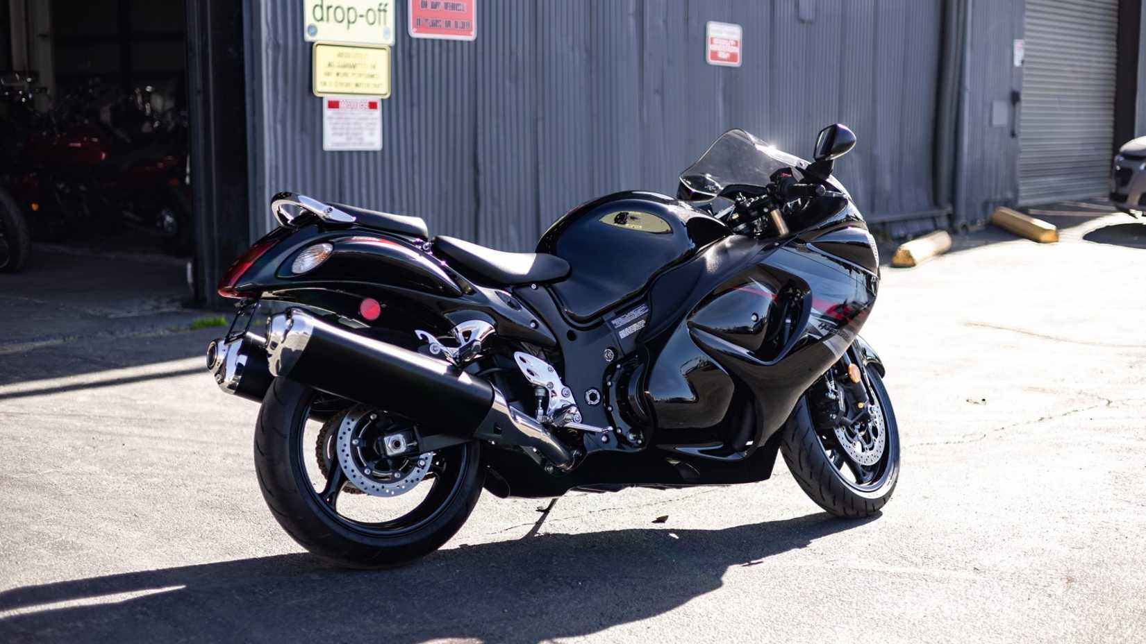 Uma foto traseira de três quartos da Suzuki Hayabusa 2019