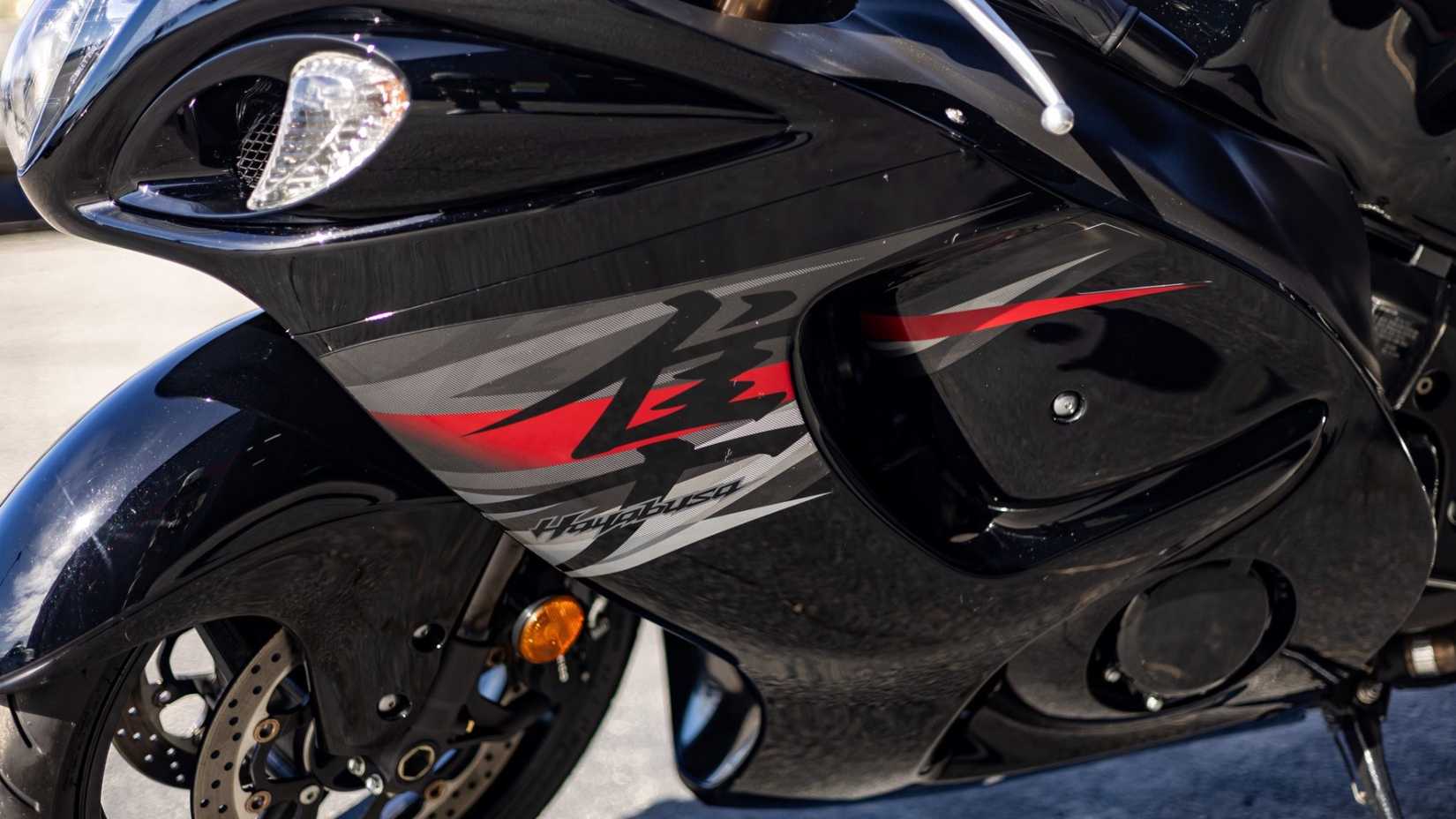 Uma foto detalhada da carenagem lateral da Suzuki Hayabusa 2019