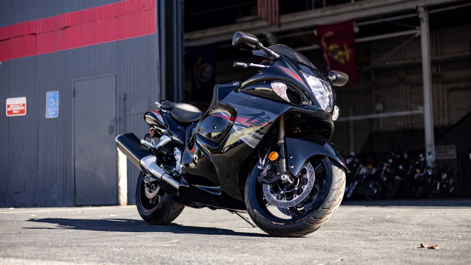Uma foto frontal de três quartos da Suzuki Hayabusa 2019