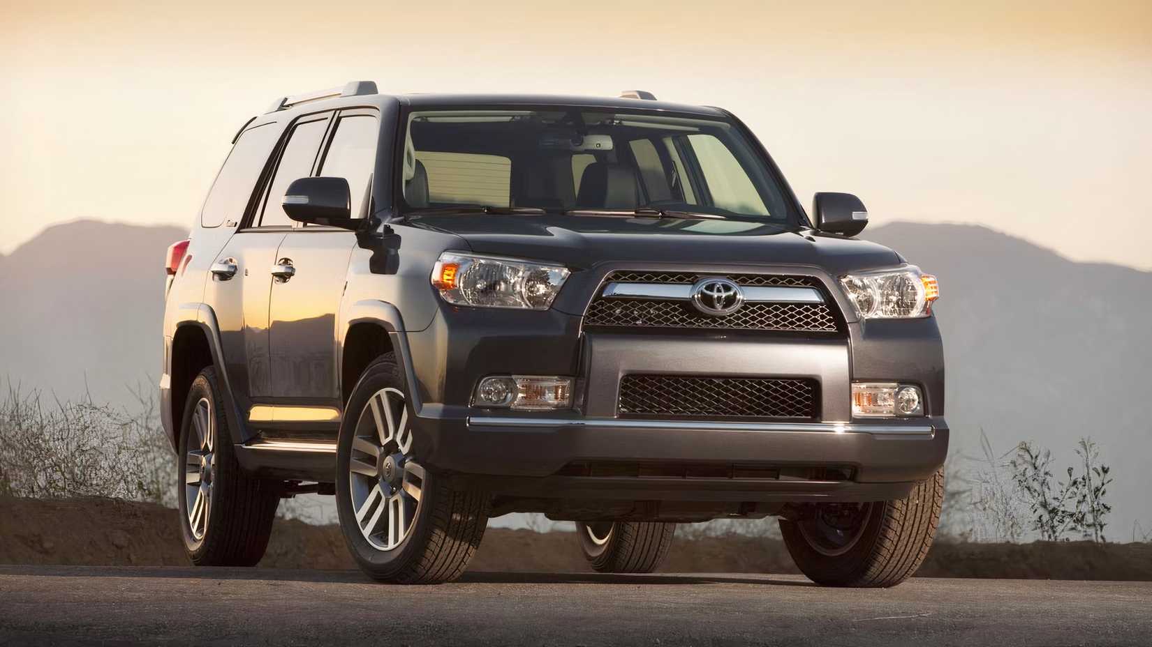 2012 Toyota 4Runner Front 3/4 shot estacionado