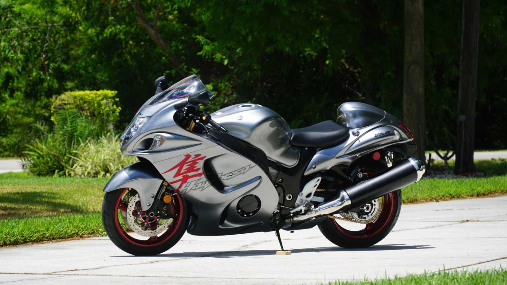 Uma foto de perfil lateral da Suzuki Hayabusa 2019