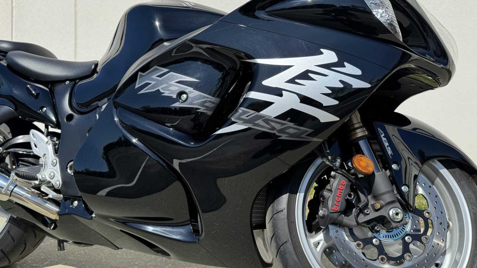 Uma foto detalhada da carenagem lateral da Suzuki Hayabusa 2019