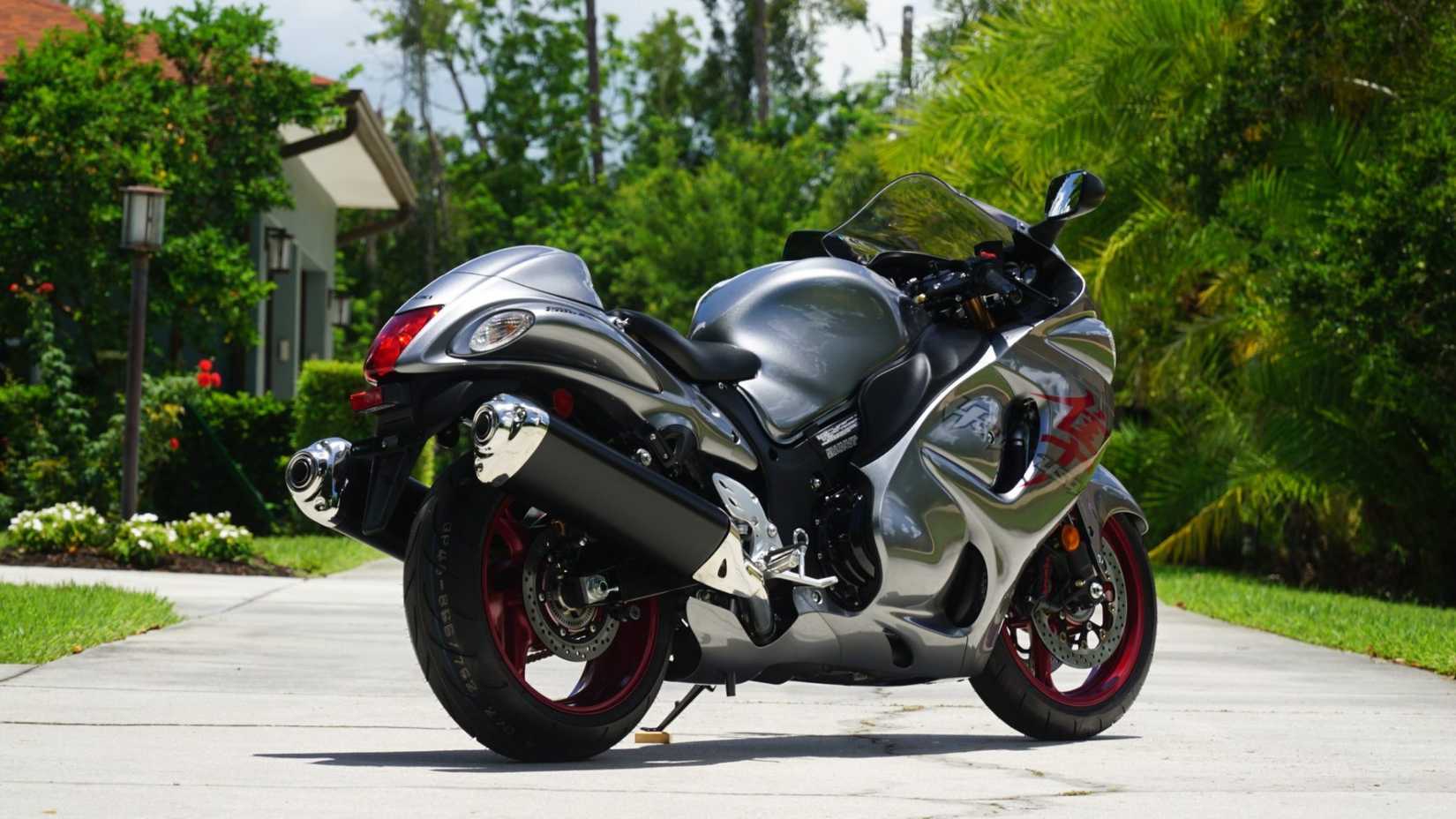 Uma foto de perfil traseiro de três quartos da Suzuki Hayabusa 2019