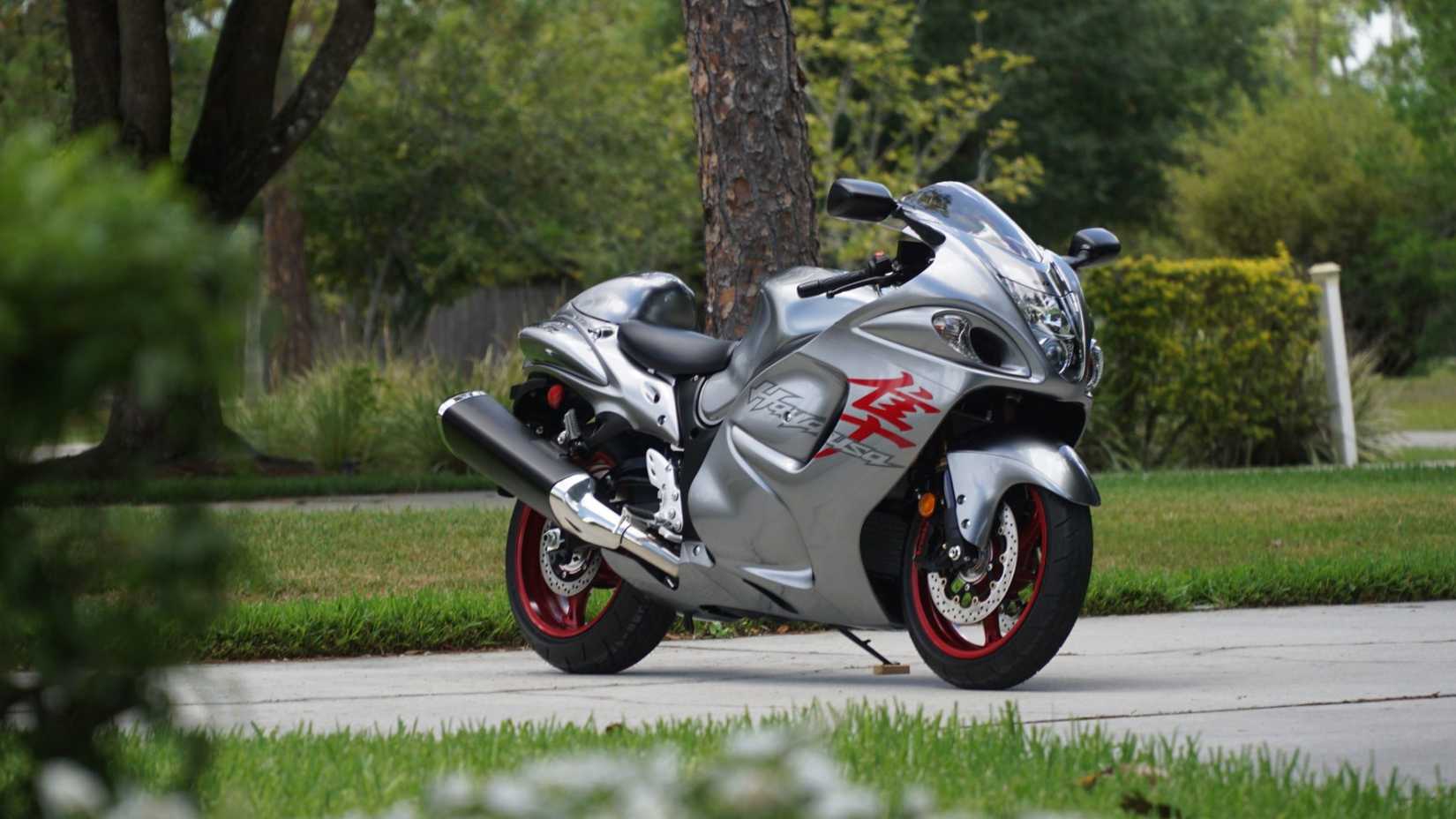 Uma foto frontal de três quartos da Suzuki Hayabusa 2019
