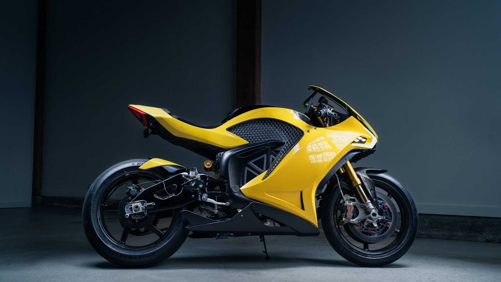 2021 Damon Hypersport estacionado em um quarto escuro