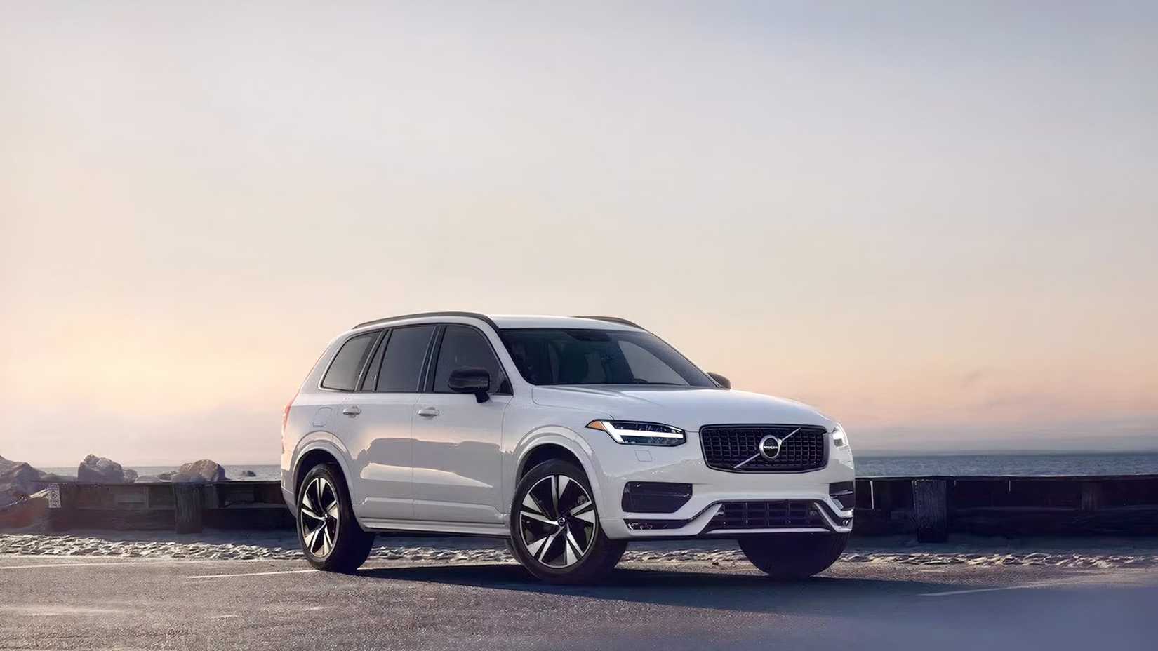 2021 Volvo XC90 parked front 3/4 shot
