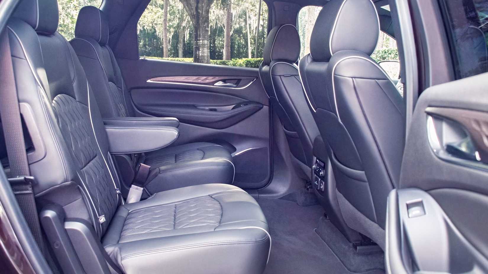 Foto do interior do Buick Enclave 2022 mostrando os bancos traseiros