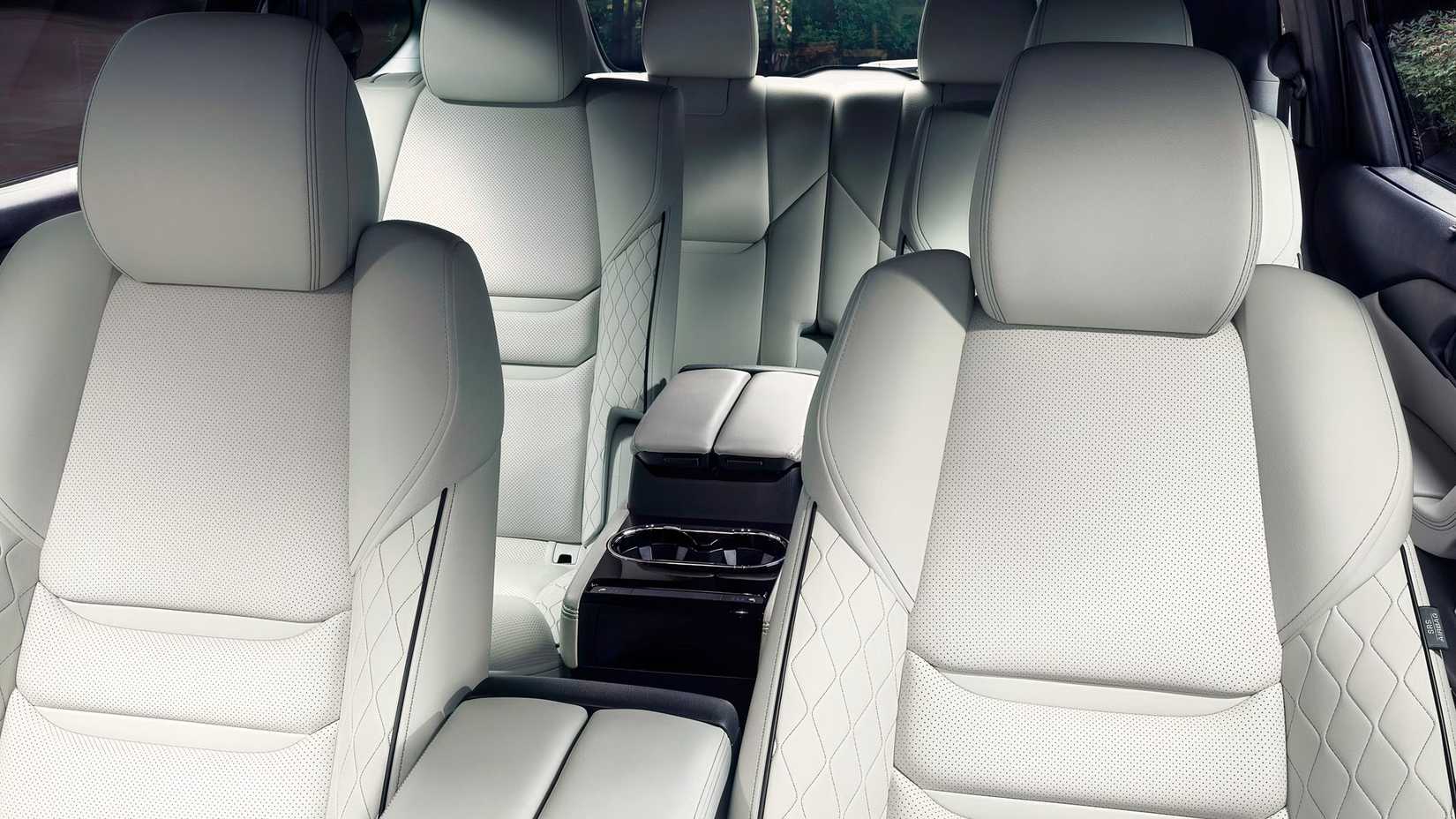 Foto do interior do Mazda CX-9 2022 mostrando assentos