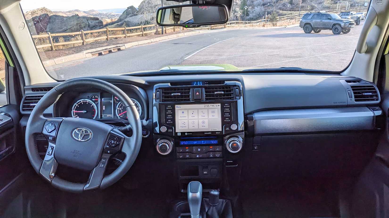 Foto do interior do Toyota 4Runner 2023 mostrando o painel