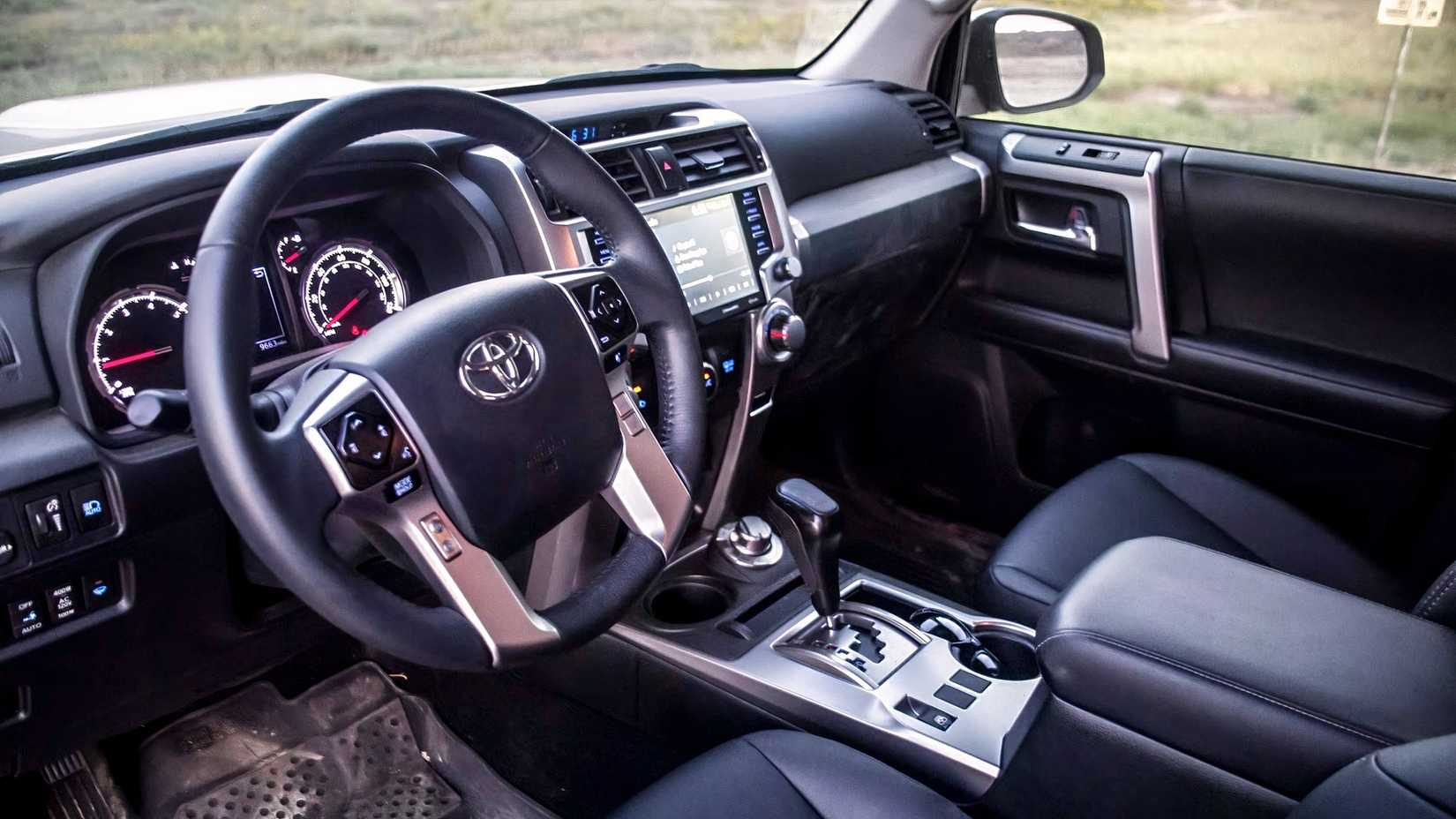 Foto do interior do Toyota 4Runner 2023 mostrando a área do banco dianteiro
