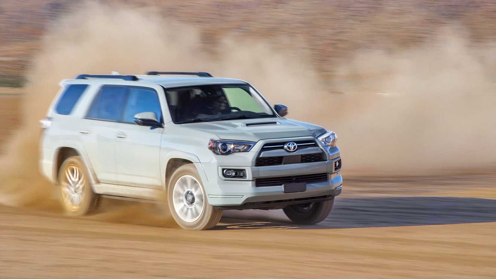 2023 Toyota 4Runner frontal 3/4 tiro levantando poeira