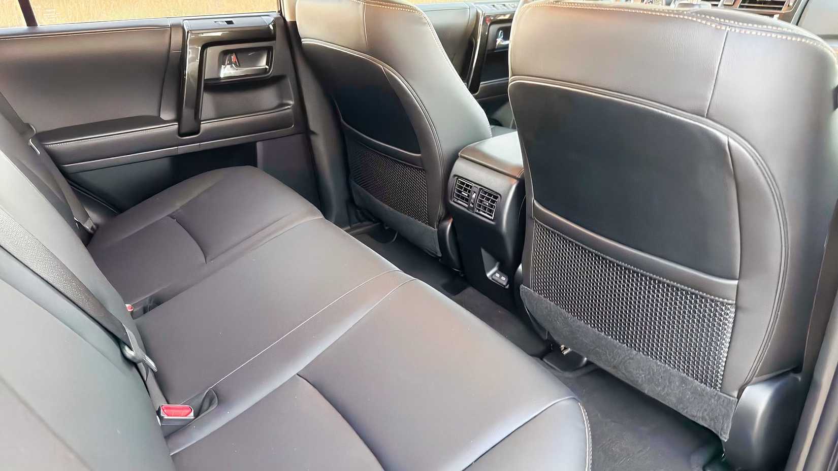 Foto do interior do Toyota 4Runner 2023 mostrando assentos