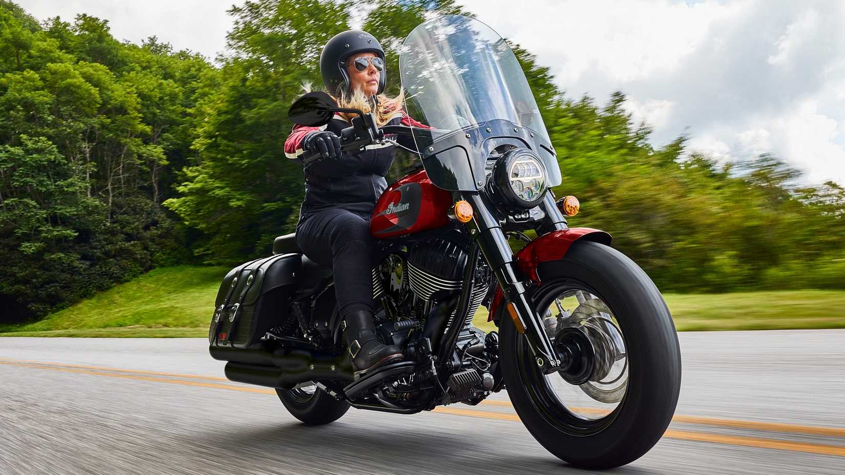 2026 Indian Super Chief Dark Horse acelerando a visão frontal do terceiro quarto