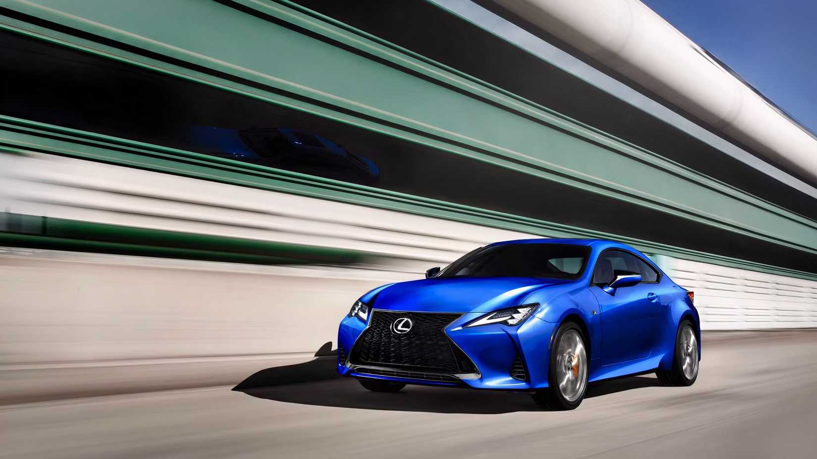 2025 Lexus RC frontal 3/4 tiro dirigindo
