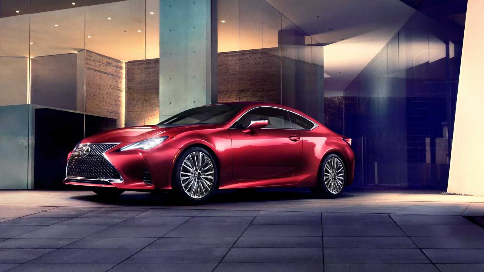 2025 Lexus RC Front 3/4 shot estacionado na garagem