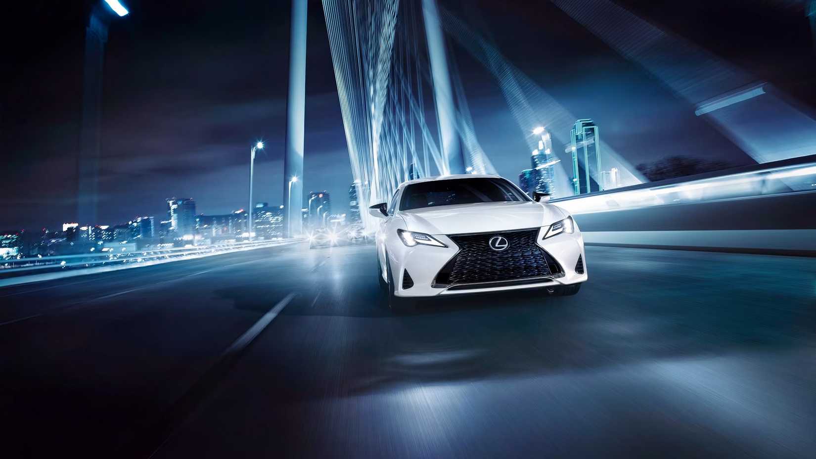 Foto frontal do Lexus RC 2025 atravessando uma ponte à noite