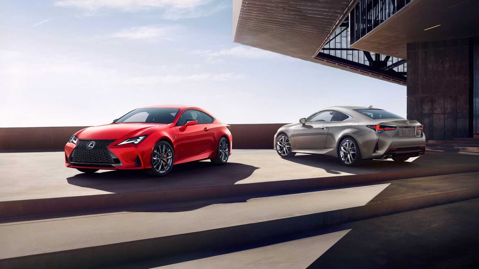2025 Lexus RC dianteiro e traseiro estacionados lado a lado