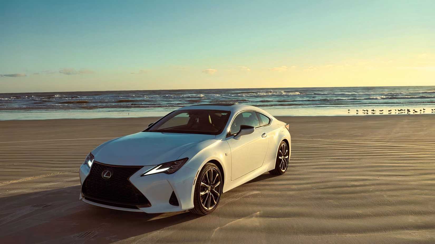 2025 Lexus RC frontal 3/4 foto posada na praia