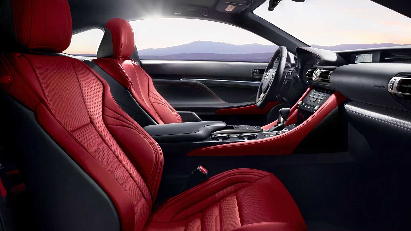 Foto do interior do Lexus RC 2025 mostrando bancos dianteiros vermelhos