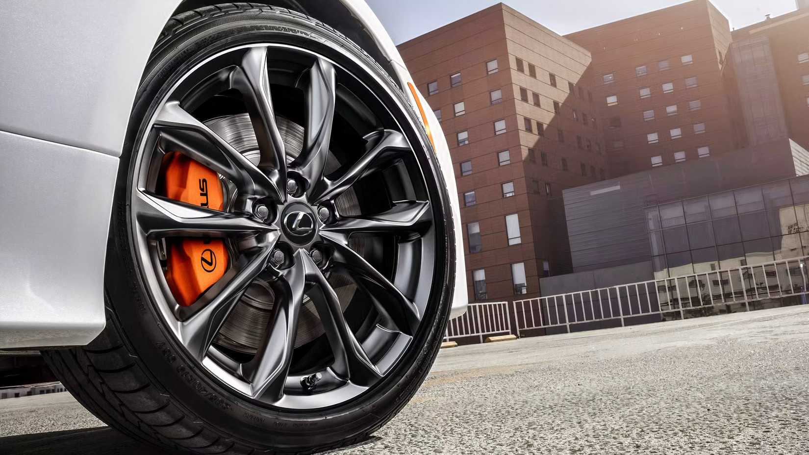 Close-up da roda Lexus RC 2025