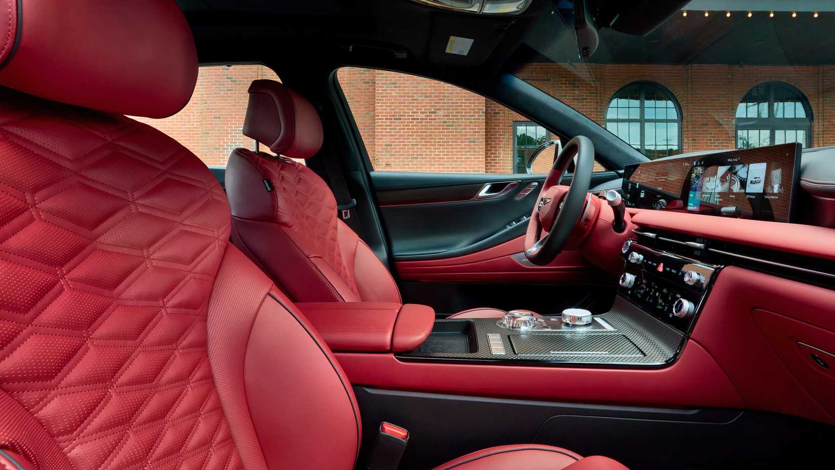 Foto do interior do 2026 Genesis G80 mostrando os bancos dianteiros
