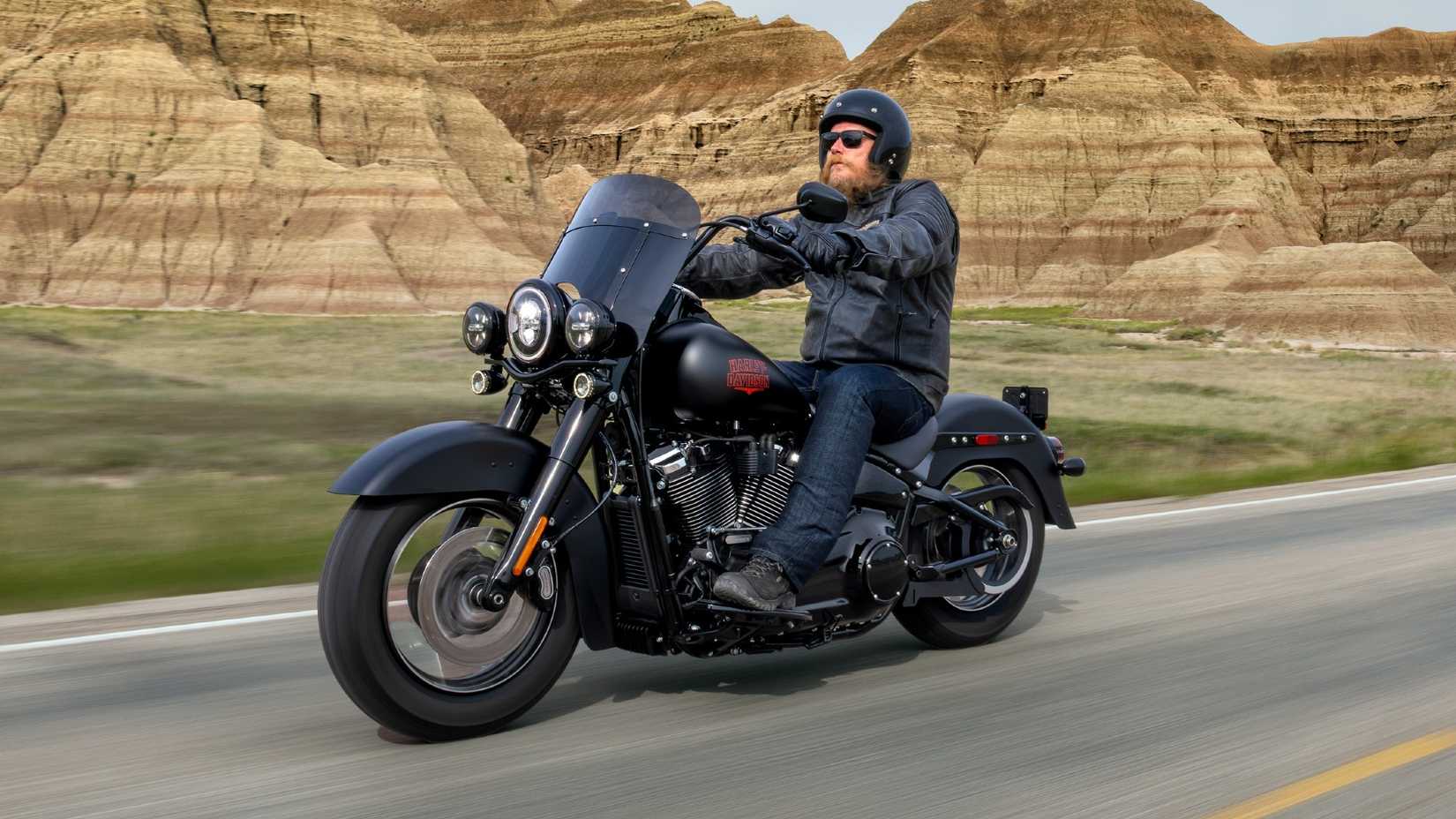 2026 Harley-Davidson Deadwood Panning Shot na estrada