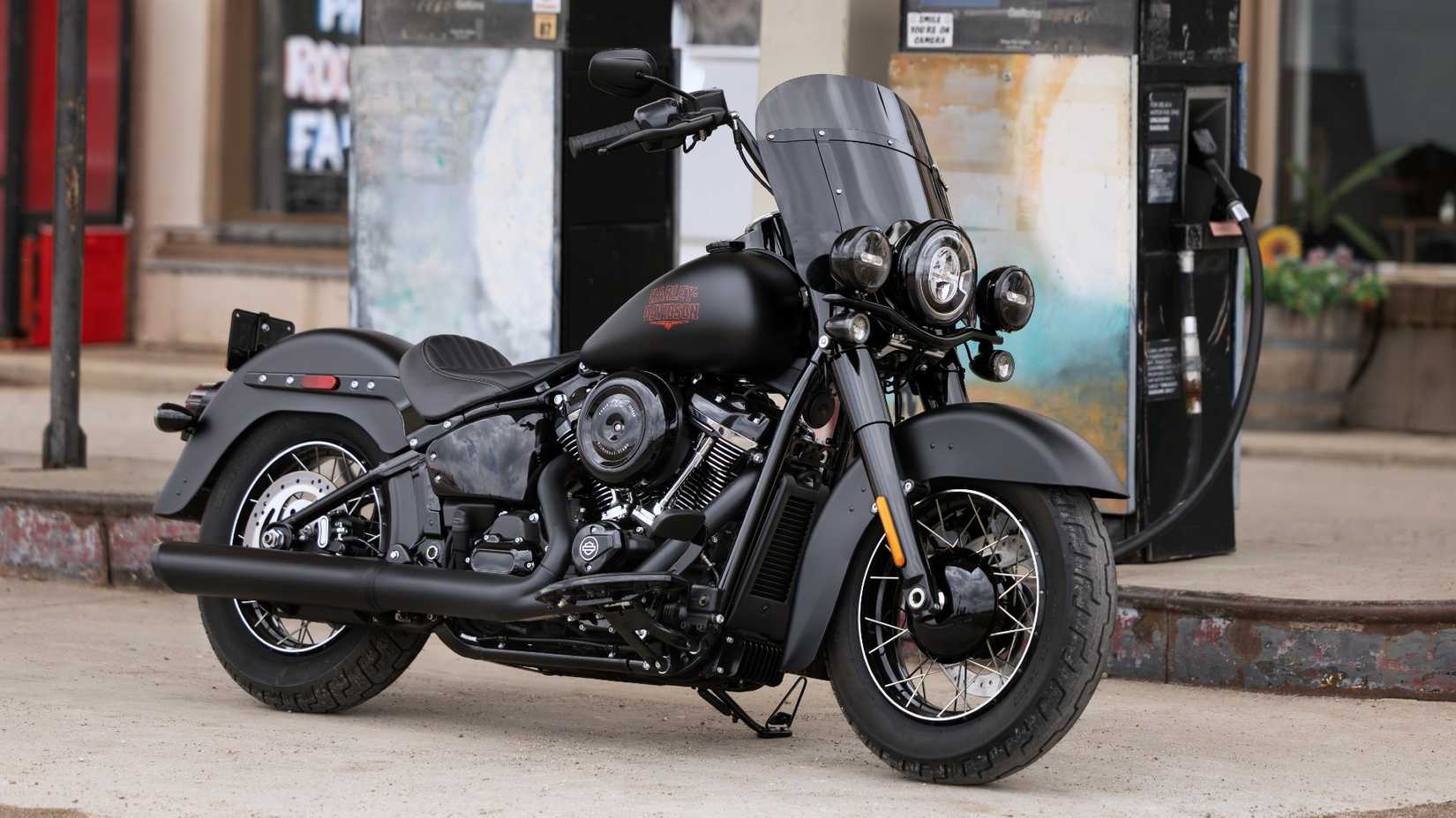2026 Harley-Davidson Deadwood estacionada nas ruas da cidade