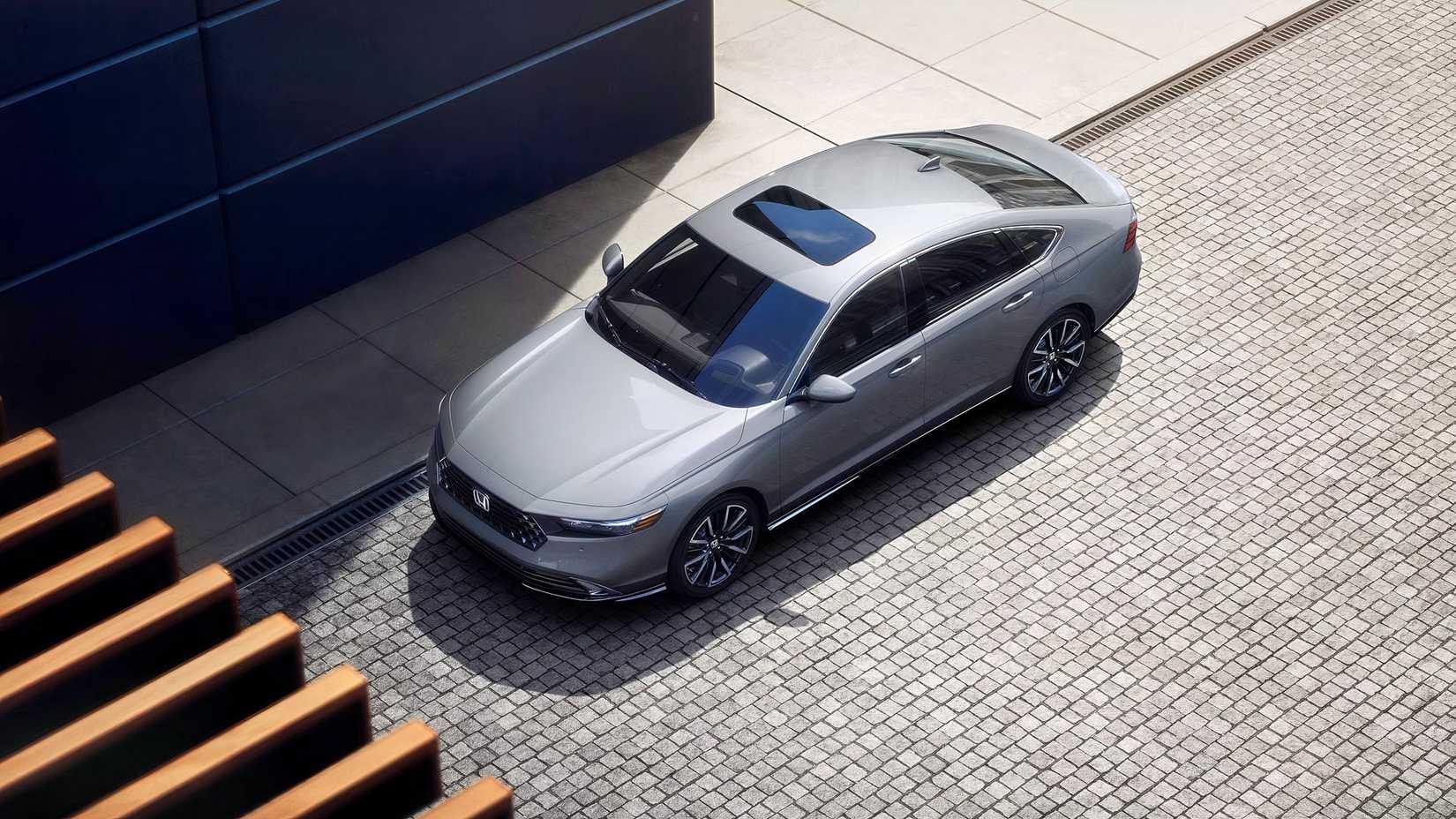 2026 Honda Accord Overhead Shot estacionado na estrada