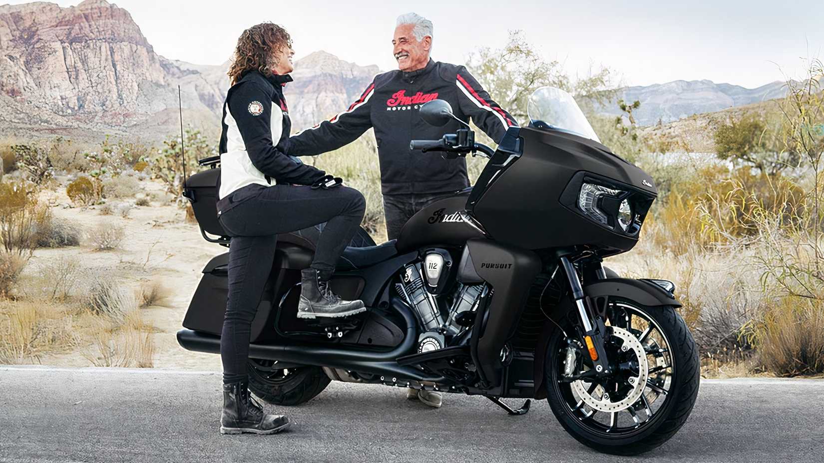 Dois pilotos parados perto do 2026 Indian Motorcycle Pursuit Dark Horse