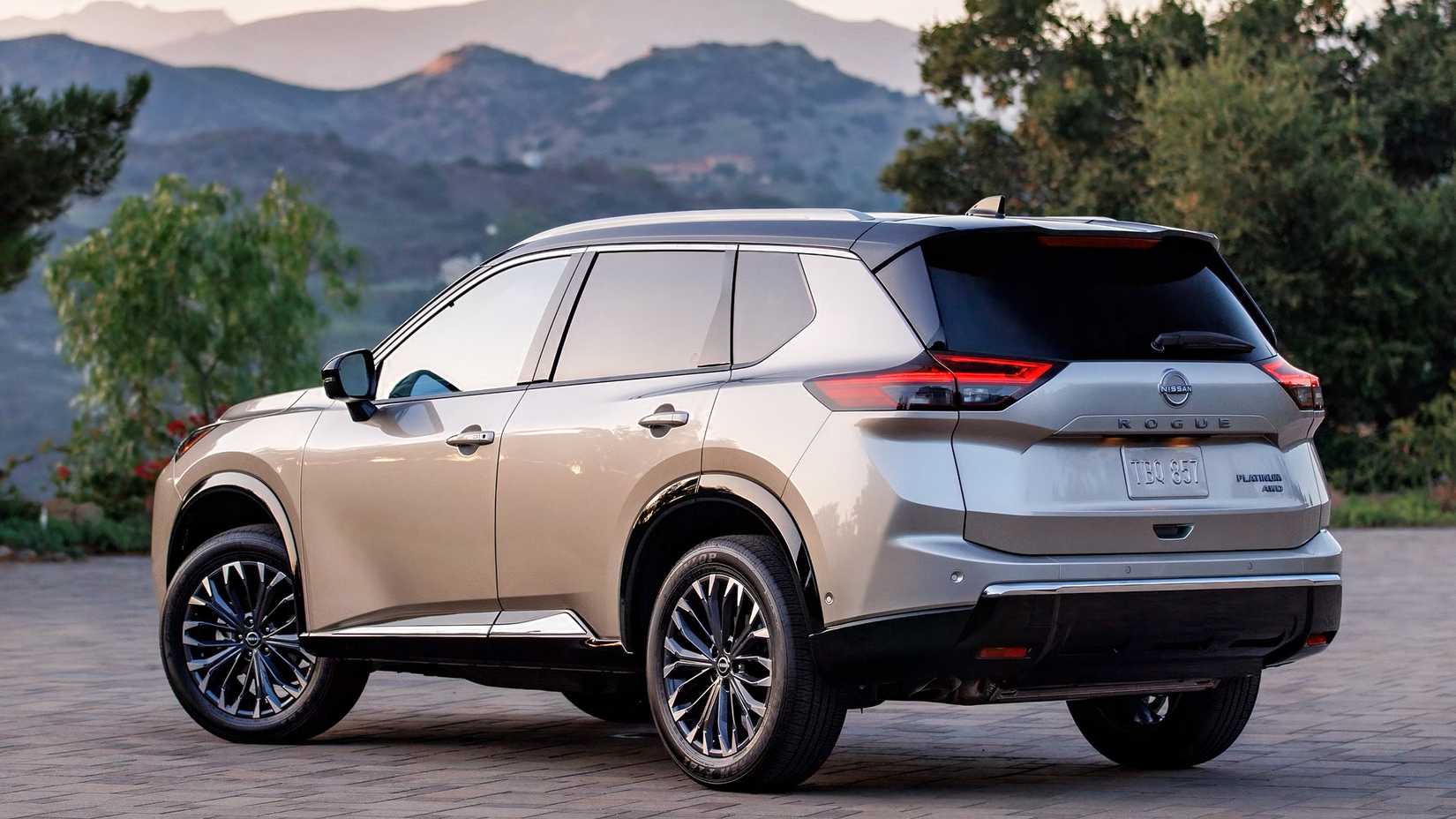 2026 Nissan Rogue traseiro 3/4 tiro estacionado