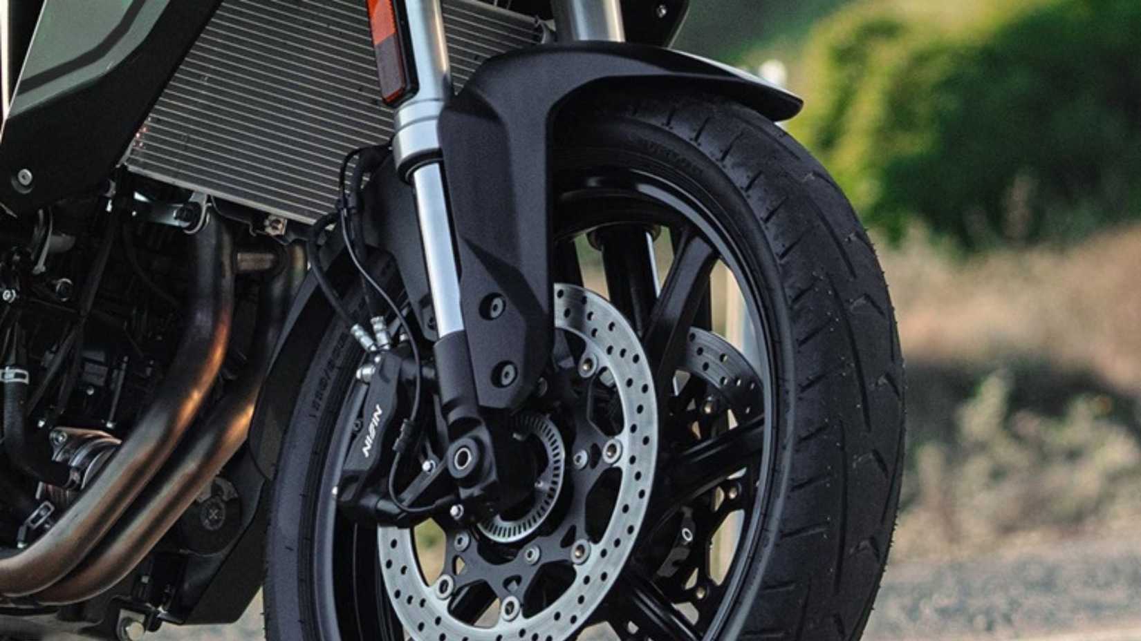 Close dos freios dianteiros Suzuki V-Strom 800 2026