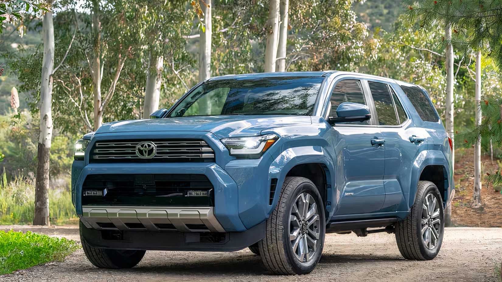 2026 Toyota 4Runner Front 3/4 shot estacionado