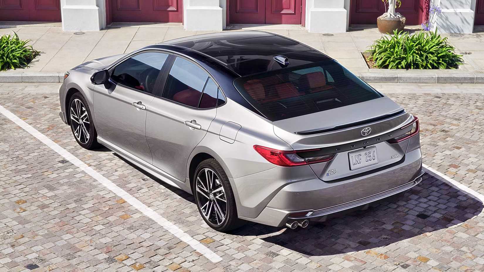 2026 Toyota Camry traseiro 3/4 tiro estacionado