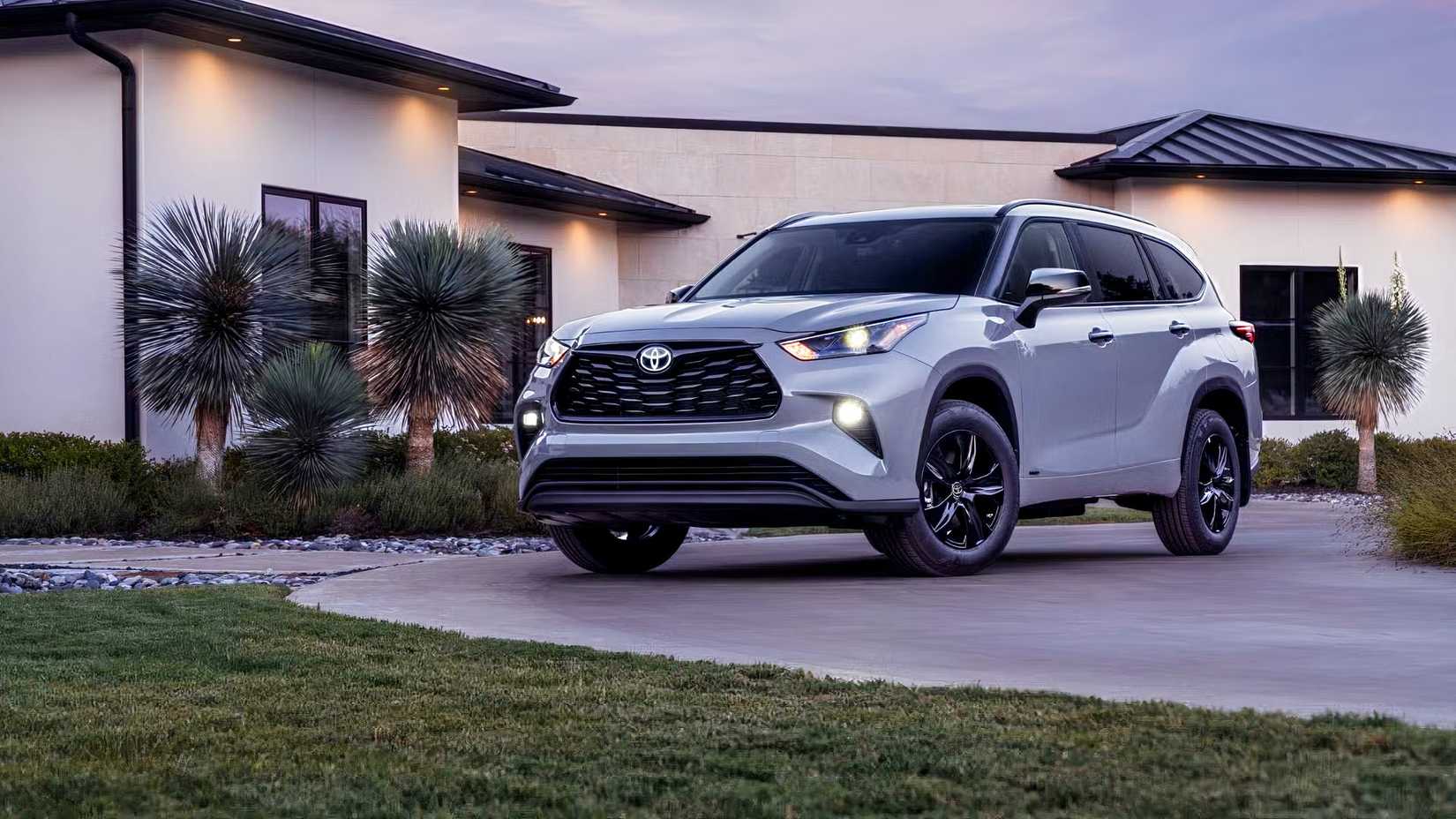 2026 Toyota Highlander Hybrid Front 3/4 shot estacionado na garagem