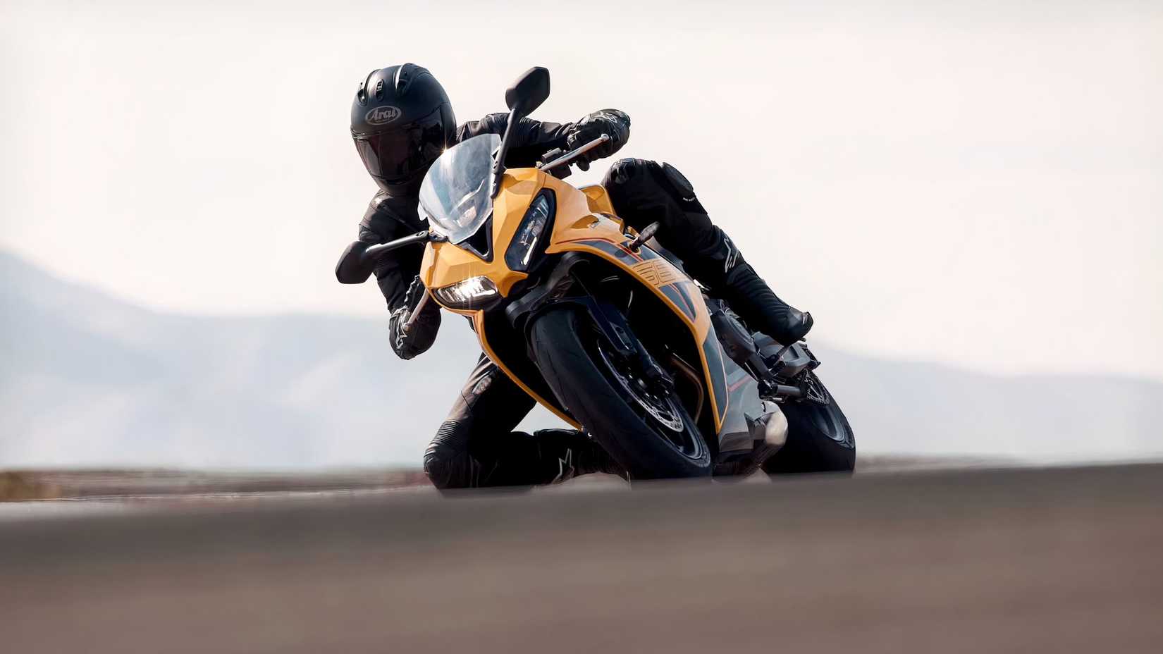 2026 Triumph Daytona 660 fazendo curvas em uma pista de corrida